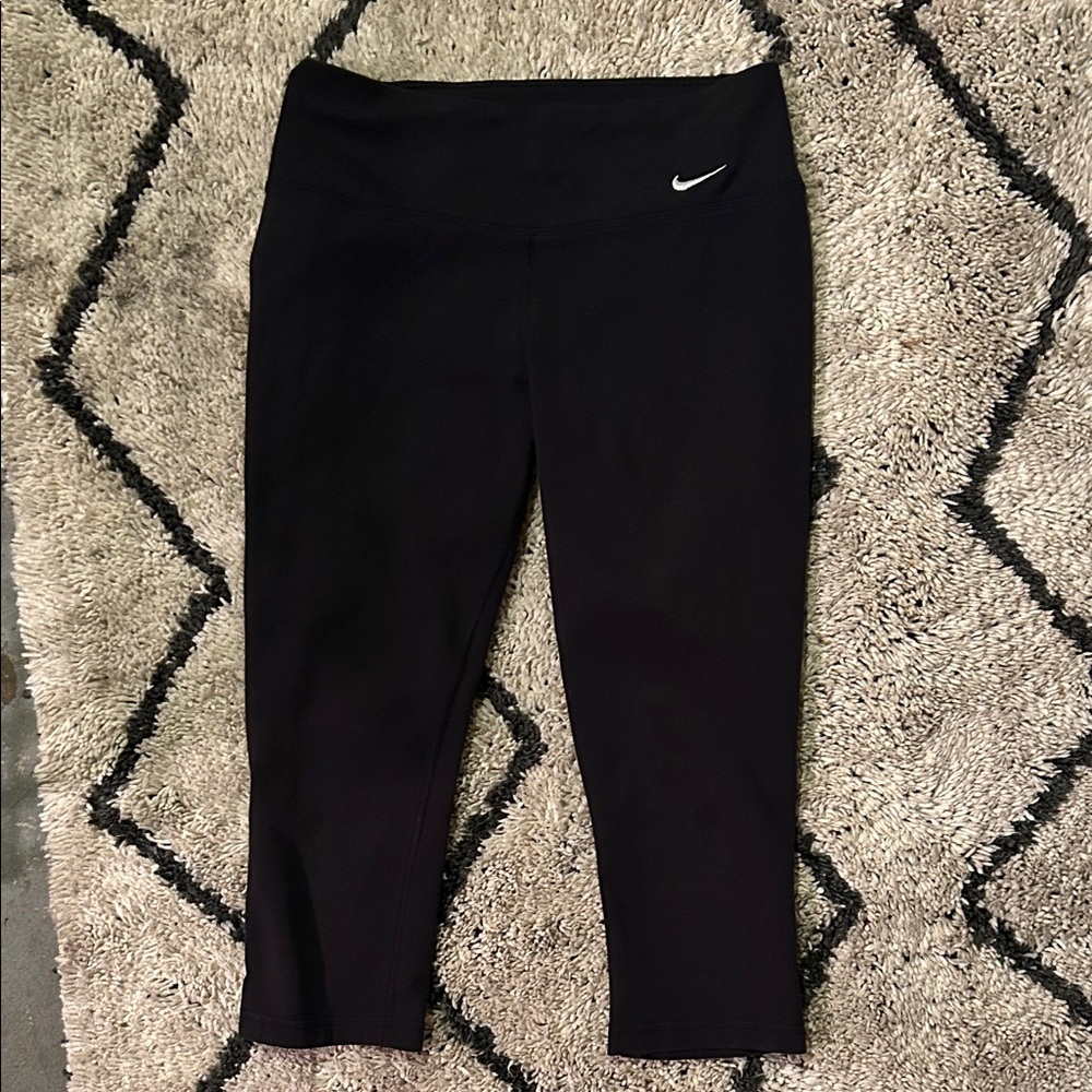 Nike dri-fit size small women’s black capri stretchy pants